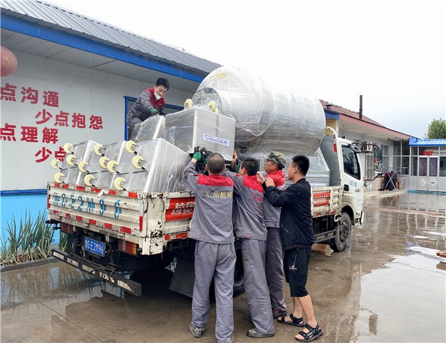 2000L變頻水冷泵真空滾揉機(jī)1臺(tái),，200L不銹鋼料車16臺(tái)，發(fā)貨山東沂水