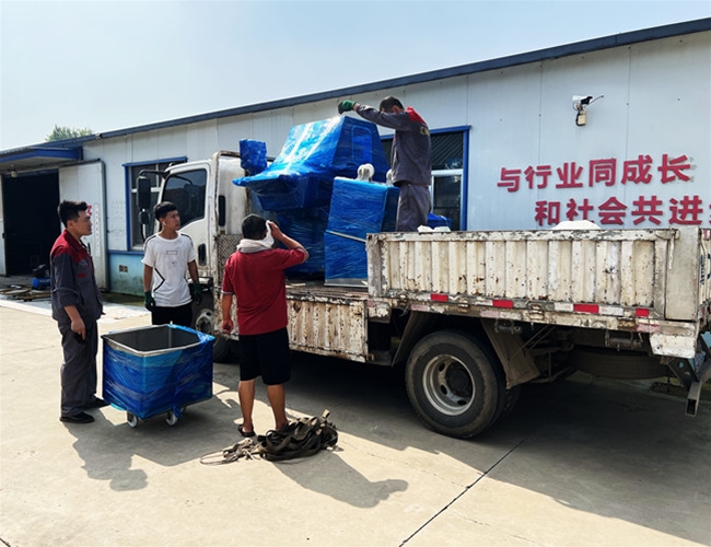 氣動鹽水注射機?200L料車3臺，發(fā)貨河南安陽